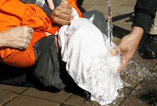 В Гуантанамо. Американские чиновники не считают это пытками