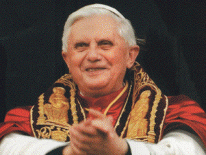 82-летний Бенедикт XVI после нападения смог сам подняться на  ноги