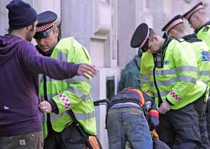 Британская полиция имеет право остановить и обыскать любого "подозрительного" человека