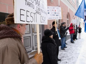 Пикет эстонских националистов у россиийского посольства в Таллине