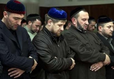 Кадыров намаз. Чеченцы на намазе. Намаз чеченских военных. Намаз Кадырова в Кремле.