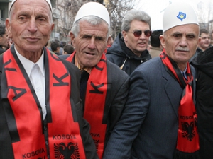 Пожилые косовары на годовщине