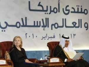 Государственный секретарь США Х.Клинтон и премьер-министр Катара шейх Хамад бин Джасим Ат-Тани на форуме «США - Исламский мир»