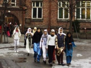 Ученицы школы на улице Lakkegata в Осло. Министр Хальворсен боится, что хиджаб помешает им развиваться, то есть потерять с малых лет стыд и скромность