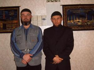 Равшан Темуров (слева) и руководитель региональной общественной организации Салават Кучумов в мусалле Прокопьевска