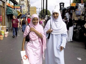 Мусульманские женщины имеют право отказать непонравившемуся жениху, и с трудом переносят европейскую "атмосферу безбожия"