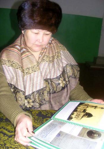 Автор книги «Томская мусульманская община» Сайран Бекенова с рукописью издания