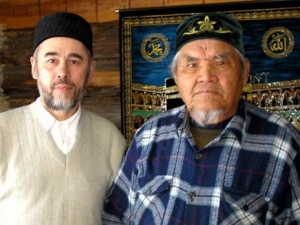 Фатых Гарифуллин с имамом Мавлютом Азисовым в помещении Тукузской мечети