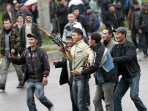Вооруженные участники протестов на улицах Бишкека