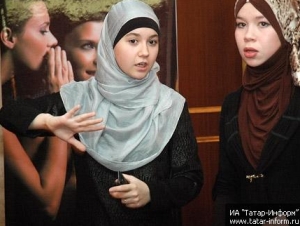 Нас пытаются напугать образом молодой женщины в традиционной мусульманской одежде