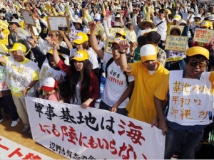 100 тысяч японцев вышли на демонстрацию протеста против американского военного присутствия