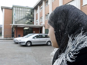 Испанская школьница Наджва Малха перед зданием школы, в которую ее не хотят пускать в хиджабе