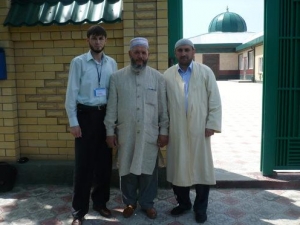 Мухаммад Рахимов (в центре)