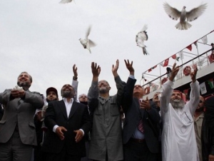 Турецкие активисты движения "Свободная Газа" запускают голубей