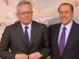 Сильвио Берлускони и его министр финансов Джулио Тремонти говорят о "необходимости жертв"... со стороны трудящихся