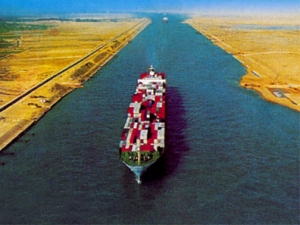Через Суэцкий канал осуществляется около 10% мировых морских перевозок