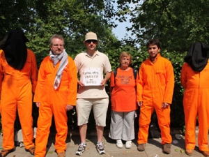Часть демонстрантов была одета в форму заключенных Гуантанамо