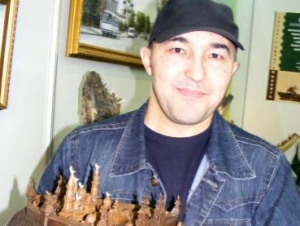 Хасан Арангулов с макетом Искера