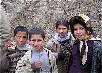 По данным UNISEF, более 4 миллионов афганских детей  умерли от недостатка питания и заболеваний