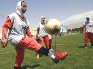 Вместо хиджабов иранским футболисткам предложили надеть шапочки