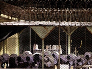 Часть узников Гуантанамо на коллективном намазе