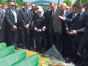 На церемонии прощания с жертвами геноцида в Сребренице