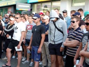 По пути скинхеды громили торговые палатки, а на стене павильона станции метро появились надписи «Война в твоем городе»