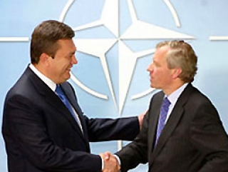 Украинский президент Янукович не сократил сотрудничество с НАТО