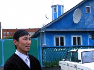 Помощник Синбат Алеев возле мечети «Иман» на улице 6-я Кировская