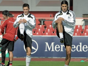 Футболисты-мусульмане сборной Германии: Месут Озил и Сами Хедира