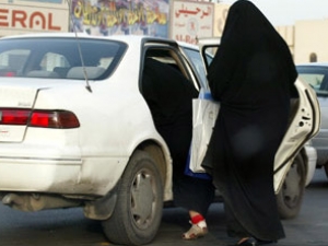 Женщины за рулем автомобиля в саудовской глубинке - обычное явление