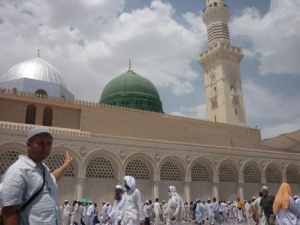 Рушан Альбиков у мечети Пророка