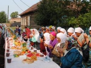 С молитвой за праздничное угощенье