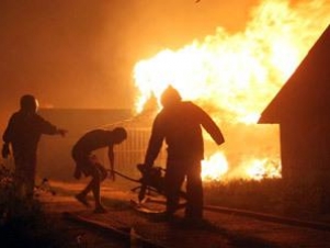 Семье имама не удалось выбраться из горящего дома (фото: Андрей Кара - КП)
