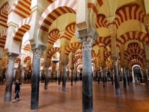 Внутренний интерьер Великой мечети в Кордове (Испания)