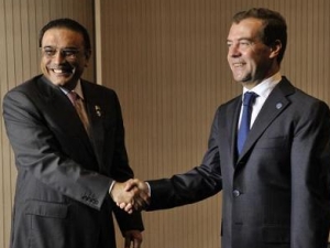 Президент РФ Дмитрий Медведев и его пакистанский коллега Асиф Али Зардари во время саммита в Сочи