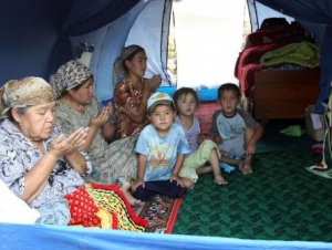 Узбекские женщины совершают дуа (мольбу) в палатке для беженцев