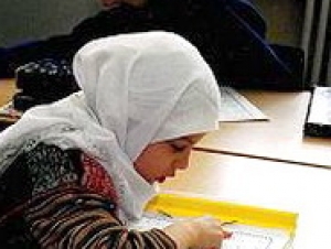 По мнению казахского чиновника, всё начинается именно с ношения платка, а затем школьников постепенно, без особого труда могут вовлечь в "нетрадиционные религиозные течения"