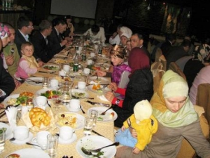 Общественная организация "Форум", являющаяся ассоциируемым членом Ассоциации общественных объединений «Собрание», каждый Рамадан устраивает ужин-разговение для постящихся