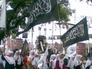 Женщины на равне с мужчинами протестуют против поругания Священной Книги мусульман