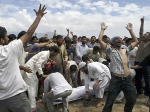 Похороны погибших мусульман также переросли в акции протеста