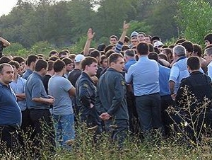 У ингушского селения Карца толпу молодых осетин остановила милиция