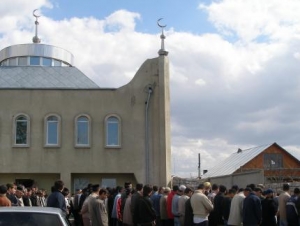 Тюменскую мечеть, рассчитанную на 700 человек, по пятницам посещают 2,5 тысячи верующих