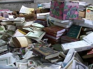 По словам имама мечети, милиционеры всё там перевернули вверх дном, разбросали книги, включая Кораны,сломали стену в учебном помещении