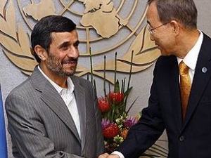 Популярные телеканалы, прервав свои обычные передачи, впрямую транслировали речь Махмуда Ахмадинежада. Фото "Коммерсант"