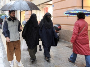 Во Франции не более 2 тыс. женщин носят никаб