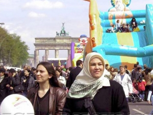 Сотрудница немецкой страховой компании была убеждена, что мужчина-мусульманин не занимается домашним хозяйством
