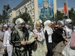 Шествие учащихся Исламского университета им. Кунта-Хаджи Кишиева, одетых согласно предписаниям религии