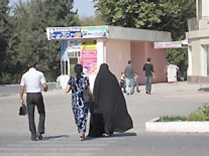В  Курган-Тюбе женщинам, работавшим на местном рынке, уже запрещали носить хиджаб