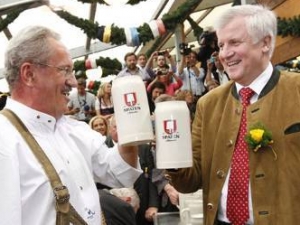 Хорст Зеехофер (справа) вместе с бургомистром Мюнхена на «Октоберфесте»